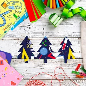 Detail van papieren kerstbomen met wetenschapsmotieven voor scrapbooking en DIY-projecten