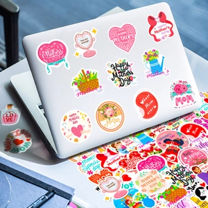 Dettaglio di adesivi colorati per la festa della mamma su cover di un computer laptop