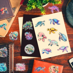 Vue détaillée de stickers tortues laser colorés sur des journaux et accessoires