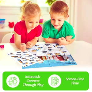 Niños jugando con libro de pegatinas de vehículos de construcción para juego sin pantallas
