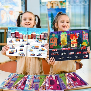 Niños usando libros de pegatinas de transporte reutilizables con más de 134 piezas divertidas