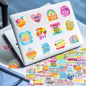 Gros plan d'autocollants inspirants colorés appliqués sur la surface d'un ordinateur