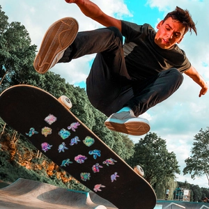 Autocollants de tortues laser étanches décorant un skateboard dans un skatepark