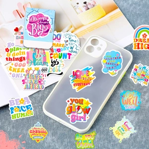 Autocollants inspirants colorés avec formes d'arc-en-ciel et nuages sur coque de téléphone