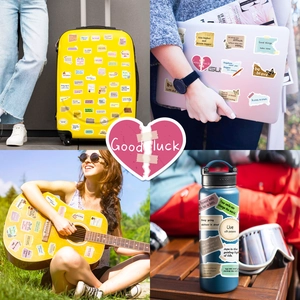 Autocollants de citations anglaises sur un ordinateur portable, une guitare et une valise