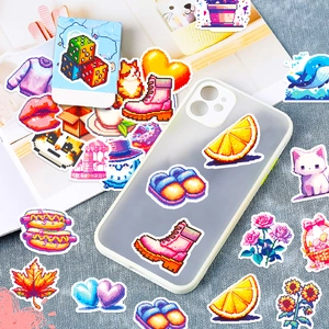 Détails d'autocollants pixel art au style rétro sur une coque de téléphone claire
