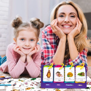 Detailansicht der Kinder beim Englischlernen mit Satzbaukarten zum Umklappen