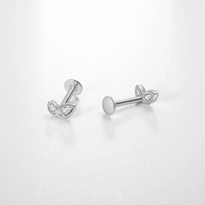 Boucles d'oreilles feuilles en argent S925 avec zircons marquise sur fond blanc pur