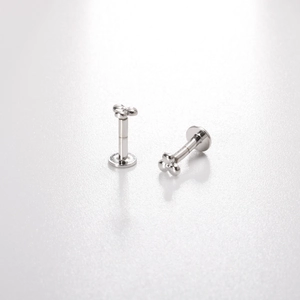Vue détaillée des boucles d'oreilles en argent s925 avec un design minimaliste à trois billes