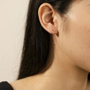 Élégantes boucles d'oreilles en argent S925 doré avec deux zircons en forme de feuille