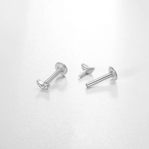 Boucles d'oreilles lune en argent S925 avec zircons scintillants sur fond blanc