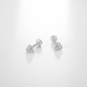 Boucles d'oreilles cœur vintage en argent avec texture perlée et fermoir à vis plat