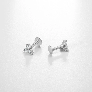 Élégantes boucles d'oreilles en argent 925 avec trois diamants ronds en triangle