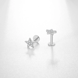 Boucles d'oreilles étoile en argent S925 avec zircons cubiques au design minimaliste
