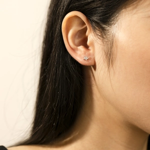 Vue macro de boucles d'oreilles étoiles en argent S925 avec pavé de zircons étincelants