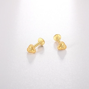 Vue détaillée des piercings labret à fleur à trois pétales en plaqué or 18 carats