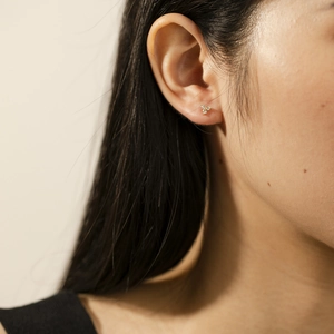 Boucles d'oreilles trèfle élégantes en argent S925 avec trois diamants sur mannequin
