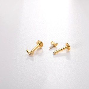 Détail macro du labret croissant de lune en argent s925 doré avec zircon et pas de vis