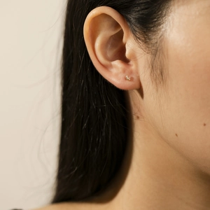 Puce d'oreille lune S925 en argent doré ornée de zircons brillants pour femme