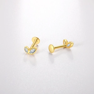 Vue macro de boucles d'oreilles feuilles en argent S925 avec zircons de taille marquise