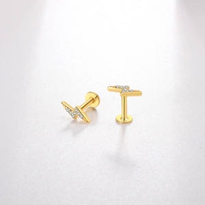 Détail de boucles d'oreilles éclair en or avec petits oxydes de zirconium scintillants