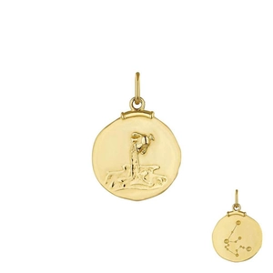 Détail macro du pendentif Verseau en argent S925 avec motif zodiacal en relief