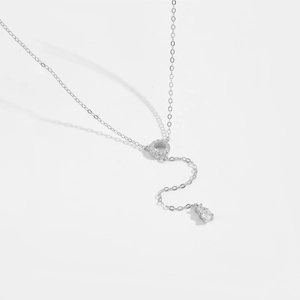 Detail der S925 Silber Y-Halskette mit Pavé-Kreis und hängenden Zirkonia-Steinen