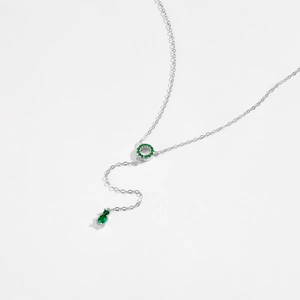 Makro-Detail der S925 Sterling Silber Y-Kette mit grünem Stein-Anhänger und Quaste
