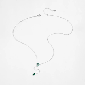 Detaillierte Makroansicht der S925 Sterling Silber Y-Kette mit grünem Kristallanhänger