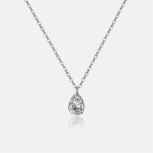 Vue macro d'un collier en argent S925 avec pendentif diamant poire sur une chaîne en O