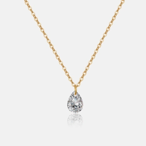 Détail macro d'un pendentif en diamant poire sur une fine chaîne dorée pour femme