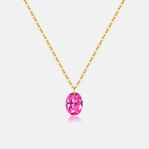 Vue macro d'un collier en argent S925 plaqué or avec un pendentif ovale en pierre rose