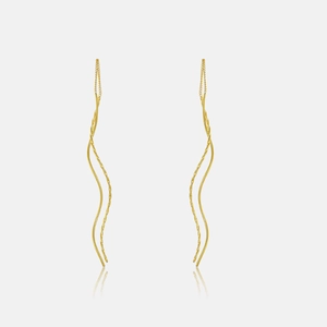Détail des longues boucles d'oreilles vagues dorées avec texture métallique torsadée