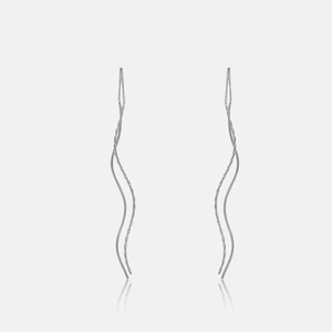 Vue détaillée des boucles d'oreilles vagues en argent S925 sur une surface lisse réfléchie