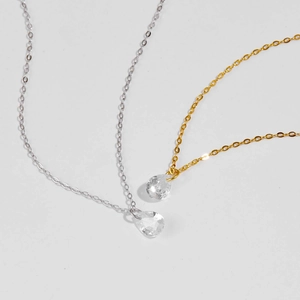 Détail macro de pendentifs en zircone poire sur chaînes en argent S925 or et argent
