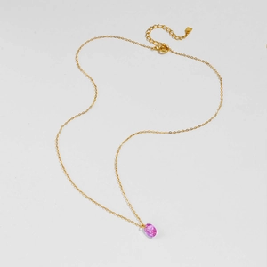 Détail du collier en argent S925 avec pendentif ovale en pierre rose et finition dorée