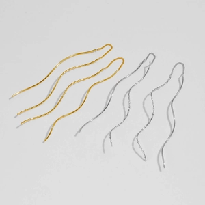 Détail des boucles d'oreilles vagues en argent S925 finitions or et argent