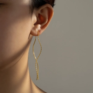 Élégantes boucles d'oreilles longues à pampilles dorées en argent S925 avec courbes fluides