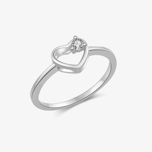 Détail macro d'une bague coeur en argent S925 avec pierre ronde étincelante sur or blanc 18K