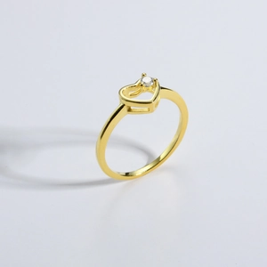 Bague coeur minimaliste en or avec zircon rond vue sous un angle de 45 degrés