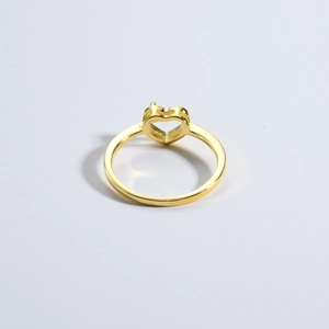 Détail de la bague en argent S925 plaqué or avec un design épuré en forme de cœur évidé