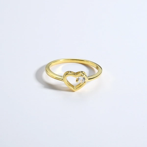 Détail d'une bague coeur plaquée or minimaliste avec une pierre de zircon ronde