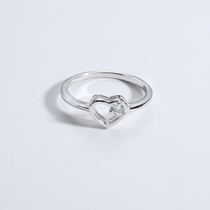 Détail d'une bague en argent en forme de cœur avec un diamant central de taille ronde