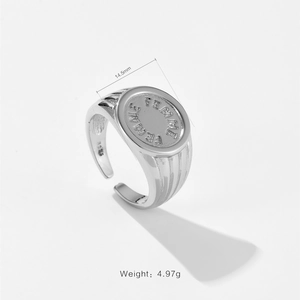 Vista detallada del anillo de plata S925 con cara redonda de 14,5 mm y grabado FEMME