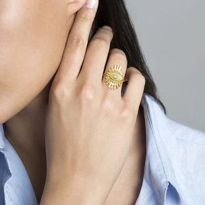 Bague dorée classique en forme d'éventail avec design radial et micro-diamants