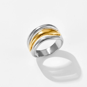 Minimalistischer dreilagiger Wellenring in zweifarbigem Gold und Silber poliertem Metall