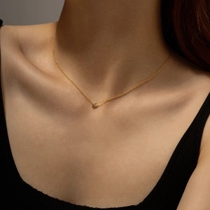 Collar minimalista de plata S925 dorada con colgante de estrella brillante en modelo