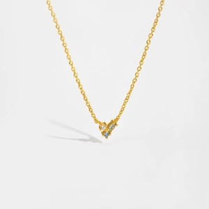 Elegante collar de oro con un circón redondo y dos piedras marquise azules en una cadena fina