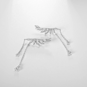 Détail de boucles d'oreilles feuilles en argent S925 avec pierres et glands pendants