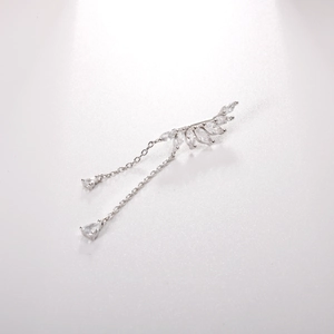 Vue détaillée du clip d'oreille en argent S925 avec zircon marquise et pompons longs